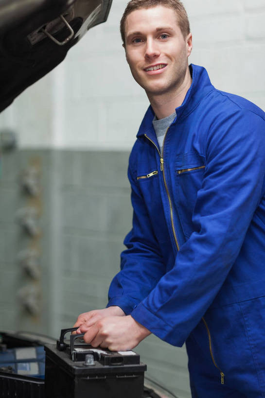 西方人,一个人,工厂,站,笑,微笑,露齿笑,竖图,室内,白天,侧面,工作服,制服,机器,汽车,欧洲,欧洲人,仅一个男性,仅一个人,一辆,握,朦胧,模糊,扭头,注视,车,工人,仅一个年轻男性,蓝色,交通工具,轿车,打开,观察,看,站着,转头,发动机,机械,握着,观看,马达,察看,开启,关注,载具,工作制服,电动机,男人,男性,年轻男性,白种人,员工,站立,半身,彩图,工作套服,工地,制造厂,电动马达,机械工人,匠人,劳动者,体力工