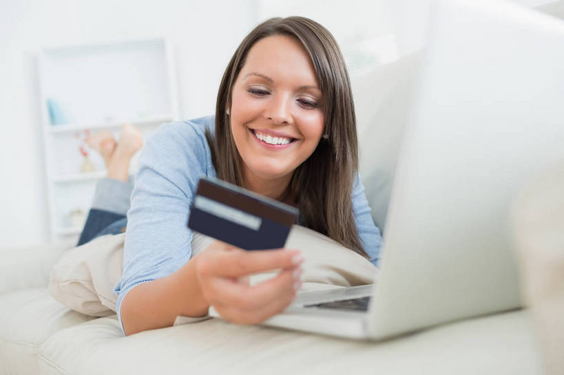 西方人,一个人,客厅,笑,微笑,露齿笑,横图,室内,白天,正面,信用卡,电脑,笔记本电脑,靠垫,沙发,欧洲,欧洲人,仅一个女性,仅一个人,一张,握,服装,网络,墙,靠枕,拿,置物架,拿着,注视,休闲装,通讯设备,架子,墙壁,墙面,衣服,白色,垫子,枕头,观察,看,趴着,仅一个中年女性,休闲,休闲服,卡,握着,储蓄卡,服饰,观看,一台,察看,无线,起居室,关注,通信设备,无线网络,陈列架,布艺沙发,无线上网,便携式电脑,搁架,客堂,银行卡,手提电脑,女人,女性,中年女性,白种人,趴,彩图,全身