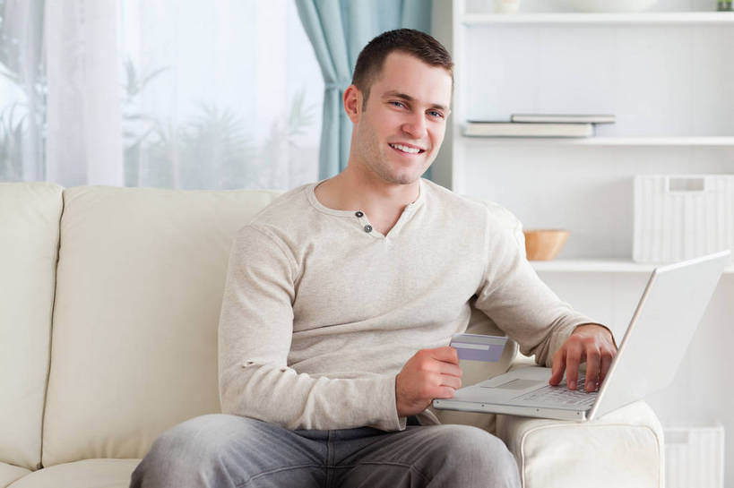 西方人,一个人,客厅,坐,笑,微笑,露齿笑,横图,室内,白天,正面,信用卡,电脑,笔记本电脑,窗户,窗帘,沙发,欧洲,欧洲人,仅一个男性,仅一个人,一张,握,阴影,服装,裤子,装饰,反射,网络,影子,置物架,注视,休闲裤,休闲装,通讯设备,玻璃窗,架子,仅一个年轻男性,衣服,帘子,观察,看,休闲,休闲服,遮阳,卡,握着,储蓄卡,服饰,观看,华丽,修饰,一台,点缀,察看,无线,起居室,关注,通信设备,无线网络,陈列架,布艺沙发,无线上网,便携式电脑,衬托,美观,雅致,雅观,搁架,客堂,银行卡,手提电脑,男人,男性,年轻男性,白种人,坐着,半身,彩图