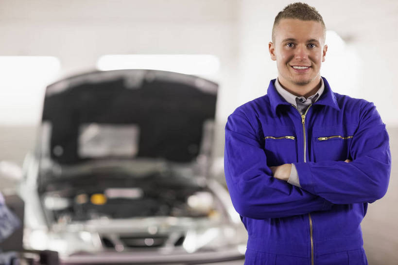 西方人,一个人,工厂,站,笑,双手交叉,微笑,露齿笑,横图,室内,白天,正面,工作服,制服,机器,窗户,汽车,欧洲,欧洲人,仅一个男性,仅一个人,一辆,朦胧,模糊,注视,玻璃窗,车,工人,仅一个年轻男性,蓝色,交通工具,轿车,打开,观察,看,站着,发动机,机械,工业,观看,马达,察看,双手抱胸,开启,关注,载具,工作制服,电动机,男人,男性,年轻男性,白种人,员工,站立,半身,彩图,工作套服,制造厂,电动马达,机械工人,匠人,劳动者,体力工,生产工厂