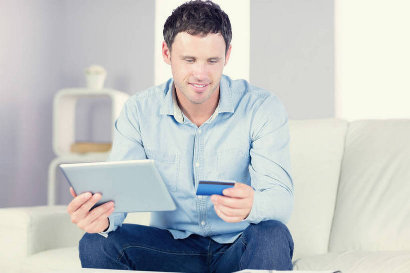 西方人,一个人,客厅,坐,笑,微笑,露齿笑,横图,室内,白天,正面,信用卡,电脑,笔记本电脑,窗户,靠垫,沙发,欧洲,欧洲人,仅一个男性,仅一个人,仅一个中年男性,握,服装,朦胧,模糊,网络,靠枕,拿,置物架,拿着,注视,休闲装,通讯设备,玻璃窗,架子,衣服,垫子,枕头,观察,看,休闲,休闲服,卡,握着,储蓄卡,服饰,观看,察看,无线,起居室,关注,通信设备,无线网络,陈列架,布艺沙发,无线上网,便携式电脑,平板电脑,搁架,客堂,银行卡,手提电脑,男人,男性,中年男性,白种人,坐着,半身,彩图