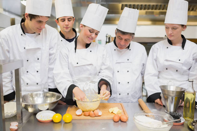 西方人,同事,厨师,站,笑,微笑,露齿笑,横图,室内,白天,正面,工作服,制服,烹饪,成功,合作,团队,集体,信心,厨房,桌面,桌子,厨具,帽子,玻璃,金属制品,欧洲,欧洲人,五个人,一堆,许多,握,阴影,堆叠,堆积,服装,破碎,反射,金属,木制,粉末,擀面杖,影子,蛋,鸡蛋,面粉,案板,很多,许多人,粮食,注视,队伍,玻璃制品,砧板,两个,一个,衣服,白色,木制品,容器,碗,低头,观察,看,站着,一群人,粉,握着,服饰,单个,观看,储藏,堆,农产品,察看,领导,碎裂,破裂,衣着,成就,储存,穿着,关注,厨师帽,分裂,合伙,领袖,烹饪用具,原材料,草鸡蛋,卵,粉状,垂头,工作制服,衣饰,老年男性,男人,男性,年轻男性,年轻女性,女人,女性,白种人,厨师长,厨子,大厨,主厨,烹调用具,烹调,站立,半身,彩图,工作套服,灶间,厨房料理台,本鸡蛋,笨鸡蛋,柴鸡蛋,山鸡蛋,土鸡蛋,贮存,料理台