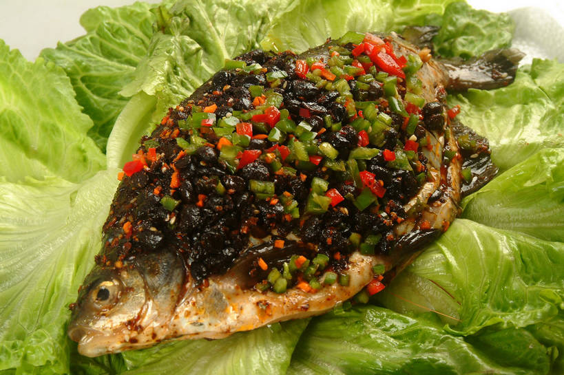 无人,横图,俯视,室内,特写,白天,烹饪,中餐,餐桌,桌子,蔬菜,叶子,阴影,新鲜,反射,鱼,影子,生菜,莴苣,调料,酱料,酱汁,肉,鱼肉,佐料,料理,食品,绿叶,调味品,调味料,水产,酱,菜肴,美食,肉类,鱼类,食物,绿色,中式,嫩叶,佳肴,有机食品,绿色食品,餐台,中华料理,水生动物,水生物,肉食,鲫鱼,春菜,鹅仔菜,莴仔菜,千金菜,叶用莴苣,叶,叶片,彩图,高角度拍摄,草鱼板子,巢鱼,肚米鱼,鲋鱼,鲫瓜子,鲫拐子,鲫皮子,淡水生物,喜头,河鲜,shjb1