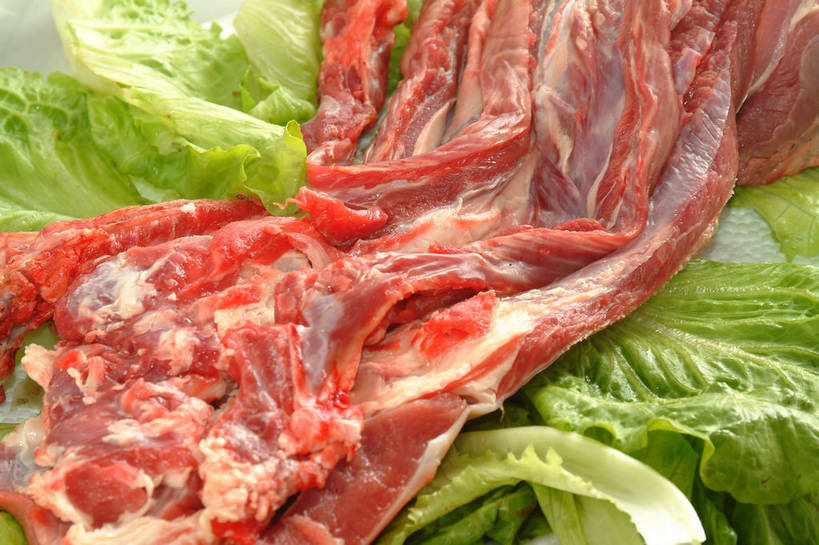 无人,横图,俯视,室内,特写,白天,餐桌,桌子,蔬菜,叶子,一块,切开,阴影,新鲜,反射,影子,生菜,莴苣,肉,食品,绿叶,猪肉,肉类,食物,粉色,绿色,切,嫩叶,有机食品,绿色食品,餐台,剖面,肉食,切面,豚肉,春菜,鹅仔菜,莴仔菜,千金菜,叶用莴苣,叶,叶片,彩图,高角度拍摄,shjb1