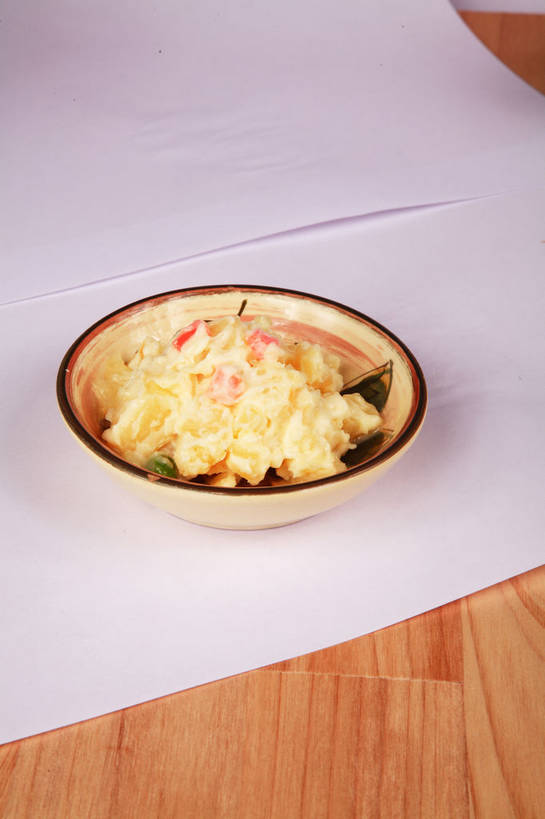 无人,竖图,俯视,室内,特写,白天,烹饪,西餐,桌面,桌子,蔬菜,土豆,阴影,新鲜,反射,木制,影子,纸,陶瓷,木桌,调料,酱料,酱汁,蔬菜沙拉,佐料,沙拉,料理,食品,陶瓷制品,纸张,调味品,调味料,色拉,酱,沙拉酱,沙律,菜肴,美食,食物,一个,白色,白纸,木制品,容器,碗,西式,佳肴,有机食品,绿色食品,单个,色拉酱,储藏,储存,土豆沙拉,馍馍蛋,洋芋,山药蛋,马铃薯,彩图,高角度拍摄,木桌子,贮存,shjb1