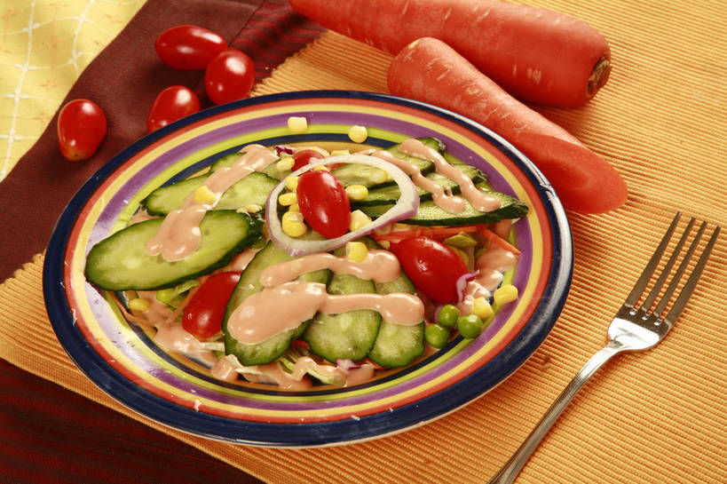 无人,横图,俯视,室内,特写,白天,烹饪,西餐,玉米,植物,餐桌,桌子,萝卜,胡萝卜,蔬菜,西红柿,小番茄,餐具,金属制品,一把,一堆,许多,堆叠,堆积,新鲜,金属,棒子,布料,叉子,豆类,豆子,玉蜀黍,豌豆,调料,酱料,酱汁,蔬菜沙拉,佐料,沙拉,料理,食品,调味品,很多,调味料,布纹,色拉,酱,沙拉酱,沙律,荷兰豆,菜肴,美食,桌布,食物,餐巾,台布,橙色,西式,佳肴,有机食品,绿色食品,餐台,色拉酱,堆,苞米,苞芦,黄萝卜,番萝卜,雪豆,餐叉,豆科,苞谷,寒豆,毕豆,麻累,国豆,小寒豆,麦豌豆,包谷,大蜀黍,番麦,薏米包,玉高粱,玉麦,珍珠米,小西红柿,樱桃小番茄,珍珠小番茄,进餐用具,樱桃番茄,圣女果,红萝卜,甘荀,番茄,餐桌布,彩图,高角度拍摄,丁香萝卜,胡芦菔金,金笋,shjb1