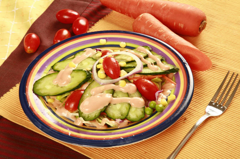 无人,横图,俯视,室内,特写,白天,烹饪,西餐,玉米,植物,餐桌,桌子,萝卜,胡萝卜,蔬菜,西红柿,小番茄,餐具,金属制品,一把,一堆,许多,堆叠,堆积,新鲜,金属,棒子,布料,叉子,豆类,豆子,玉蜀黍,豌豆,调料,酱料,酱汁,蔬菜沙拉,佐料,沙拉,料理,食品,调味品,很多,调味料,布纹,色拉,酱,沙拉酱,沙律,荷兰豆,菜肴,美食,桌布,食物,餐巾,台布,橙色,西式,佳肴,有机食品,绿色食品,餐台,色拉酱,堆,苞米,苞芦,黄萝卜,番萝卜,雪豆,餐叉,豆科,苞谷,寒豆,毕豆,麻累,国豆,小寒豆,麦豌豆,包谷,大蜀黍,番麦,薏米包,玉高粱,玉麦,珍珠米,小西红柿,樱桃小番茄,珍珠小番茄,进餐用具,樱桃番茄,圣女果,红萝卜,甘荀,番茄,餐桌布,彩图,高角度拍摄,丁香萝卜,胡芦菔金,金笋,shjb1