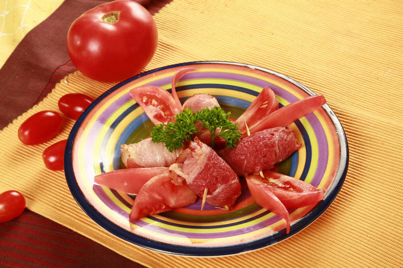 无人,横图,俯视,室内,特写,白天,烹饪,西餐,餐桌,桌子,芹菜,蔬菜,西红柿,小番茄,新鲜,装饰,布料,肉,料理,食品,布纹,培根,猪肉,菜肴,美食,肉类,竹签,桌布,食物,红色,餐巾,台布,西式,佳肴,有机食品,绿色食品,荷兰芹,欧芹,香芹,餐台,华丽,修饰,点缀,肉食,豚肉,取食签,法香,巴西利,洋香菜,洋芫荽,法国香菜,衬托,美观,雅致,雅观,旱芹菜,番荽,小西红柿,樱桃小番茄,珍珠小番茄,樱桃番茄,洋柿子,圣女果,柑仔蜜,番茄,臭柿,餐桌布,彩图,高角度拍摄,烟肉,腌熏,六月柿,培根卷,喜报三元,番茄培根卷,shjb1