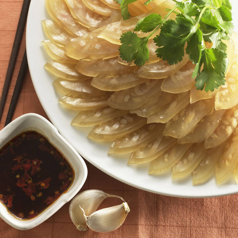 无人,方图,俯视,室内,特写,白天,烹饪,中餐,餐桌,筷子,桌子,蔬菜,蒜,餐具,一排,一双,许多,新鲜,整齐,装饰,布料,碟子,盘,陶瓷,香菜,调料,酱料,酱汁,佐料,料理,食品,陶瓷制品,调味品,很多,调味料,蒜头,布纹,文化,传统,酱,辣酱,菜肴,美食,桌布,食物,排列,两个,盘子,餐巾,碟,台布,中式,佳肴,有机食品,绿色食品,餐台,中华料理,堆,礼节,华丽,修饰,点缀,辣椒酱,队列,礼仪,胡菜,香荽,原荽,园荽,芫荽,衬托,美观,雅致,雅观,胡荽,莞荽,芫茜,芫蓿,莚葛草,莚荽菜,猪皮,胡蒜,进餐用具,大蒜,餐桌布,彩图,高角度拍摄,皮冻,shjb1