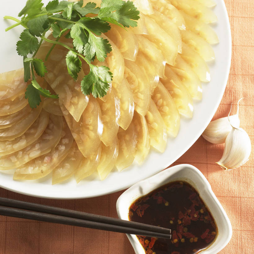 无人,方图,俯视,室内,特写,白天,烹饪,中餐,餐桌,筷子,桌子,蔬菜,蒜,餐具,一排,一双,许多,新鲜,整齐,装饰,布料,碟子,盘,陶瓷,香菜,调料,酱料,酱汁,佐料,料理,食品,陶瓷制品,调味品,很多,调味料,蒜头,布纹,文化,传统,酱,辣酱,菜肴,美食,桌布,食物,排列,两个,盘子,餐巾,碟,台布,中式,佳肴,有机食品,绿色食品,餐台,中华料理,堆,礼节,华丽,修饰,点缀,辣椒酱,队列,礼仪,胡菜,香荽,原荽,园荽,芫荽,衬托,美观,雅致,雅观,胡荽,莞荽,芫茜,芫蓿,莚葛草,莚荽菜,猪皮,胡蒜,进餐用具,大蒜,餐桌布,彩图,高角度拍摄,皮冻,shjb1