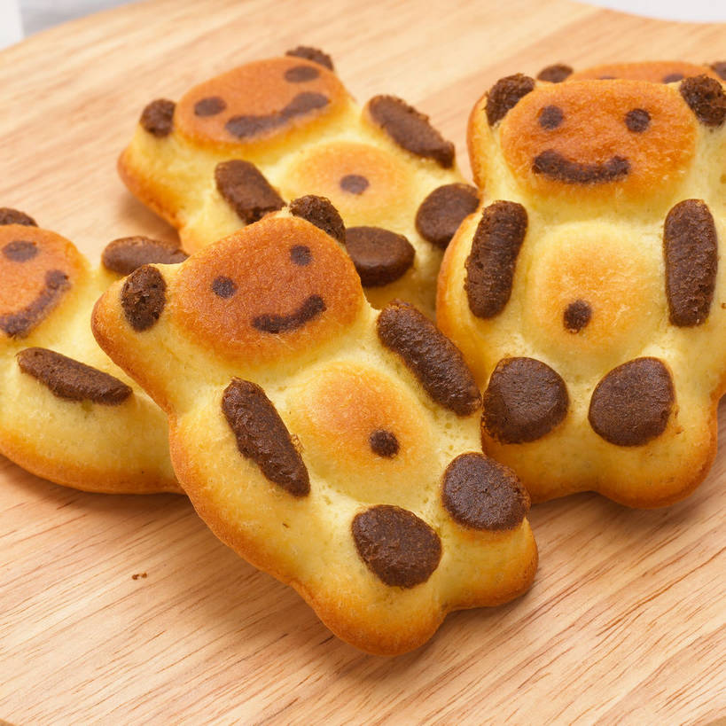 点心,无人,方图,俯视,室内,特写,白天,餐桌,桌子,熊,一堆,堆叠,堆积,木制,食品,食物,木制品,饼干,零食,四个,餐台,堆,彩图,高角度拍摄,动物饼干,shjb1