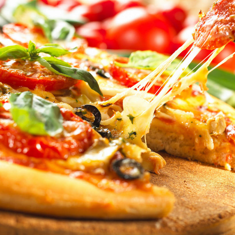 奶酪,无人,方图,俯视,室内,特写,白天,烹饪,西餐,植物,橄榄,蔬菜,西红柿,小番茄,水果,阴影,朦胧,模糊,新鲜,反射,影子,调料,酱料,酱汁,茄汁,生食,香料,佐料,干酪,起司,料理,食品,披萨,匹萨,果实,草药,调味品,芝士,营养,调味料,蔬果,番茄酱,酱,菜肴,美食,中药,食物,红色,快餐,香草,乳酪,西式,佳肴,有机食品,绿色食品,罗勒,乳制品,比萨,紫苏,药材,中草药,发酵,西式快餐,垃圾食品,意大利薄饼,九层塔,圣约瑟夫草,甜罗勒,兰香,中药材,本草,小西红柿,樱桃小番茄,珍珠小番茄,青果,白榄,樱桃番茄,圣女果,番茄,彩图,高角度拍摄,乳酪番茄披萨,shjb1