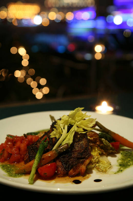 无人,餐厅,竖图,俯视,室内,特写,夜晚,烹饪,西餐,餐桌,桌子,夜景,萝卜,胡萝卜,芦笋,蔬菜,西红柿,小番茄,餐具,一堆,许多,阴影,堆叠,堆积,朦胧,模糊,新鲜,光线,碟子,盘,影子,陶瓷,灯光,调料,酱料,酱汁,肉,蔬菜沙拉,佐料,沙拉,料理,食品,陶瓷制品,调味品,很多,调味料,色拉,酱,沙拉酱,沙律,菜肴,美食,肉类,食物,一个,白色,盘子,碟,西式,佳肴,有机食品,绿色食品,单个,餐台,色拉酱,堆,黄萝卜,番萝卜,肉食,小西红柿,樱桃小番茄,珍珠小番茄,猪尾巴,樱桃番茄,药鸡豆子,石刁柏,圣女果,蚂蚁杆,龙须菜,狼尾巴根,红萝卜,甘荀,番茄,彩图,高角度拍摄,餐馆,饭店,饭馆,丁香萝卜,胡芦菔金,金笋,shjb1