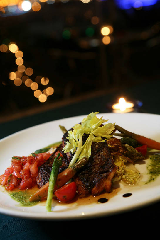 无人,餐厅,竖图,俯视,室内,特写,夜晚,烹饪,西餐,餐桌,桌子,夜景,萝卜,胡萝卜,芦笋,蔬菜,西红柿,小番茄,餐具,一堆,许多,阴影,堆叠,堆积,朦胧,模糊,新鲜,光线,碟子,盘,影子,陶瓷,灯光,调料,酱料,酱汁,肉,蔬菜沙拉,佐料,沙拉,料理,食品,陶瓷制品,调味品,很多,调味料,色拉,酱,沙拉酱,沙律,菜肴,美食,肉类,食物,一个,白色,盘子,碟,西式,佳肴,有机食品,绿色食品,单个,餐台,色拉酱,堆,黄萝卜,番萝卜,肉食,小西红柿,樱桃小番茄,珍珠小番茄,猪尾巴,樱桃番茄,药鸡豆子,石刁柏,圣女果,蚂蚁杆,龙须菜,狼尾巴根,红萝卜,甘荀,番茄,彩图,高角度拍摄,餐馆,饭店,饭馆,丁香萝卜,胡芦菔金,金笋,shjb1