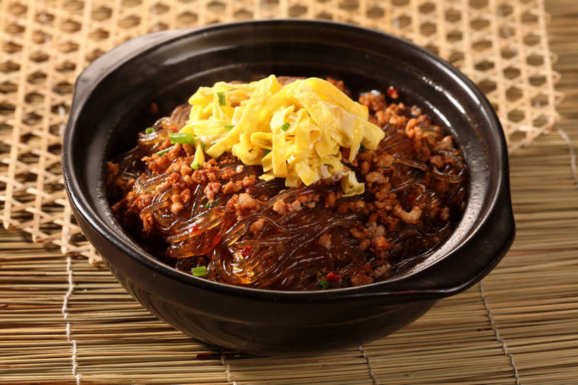 面食,面条,无人,横图,俯视,室内,特写,白天,烹饪,中餐,餐桌,桌子,蔬菜,一堆,阴影,堆叠,堆积,竹制,新鲜,反射,影子,陶瓷,竹席,葱,青葱,蛋,蛋皮,鸡蛋,面,肉,料理,食品,陶瓷制品,粉丝,肉糜,肉末,菜肴,美食,肉类,食物,一个,黄色,黑色,容器,碗,中式,佳肴,有机食品,绿色食品,单个,餐台,中华料理,储藏,堆,竹制品,储存,肉食,卵,冬粉,彩图,高角度拍摄,鸡卵,鸡子,贮存,shjb1,炒粉丝,肉末炒粉丝