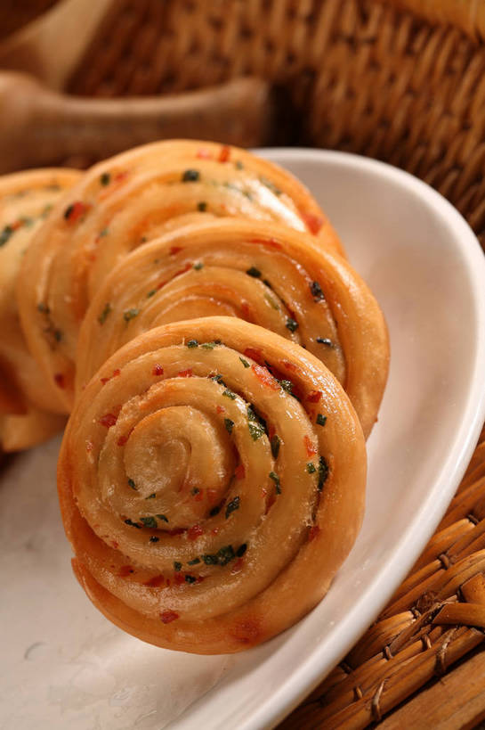 点心,无人,交叉,竖图,俯视,室内,特写,白天,餐桌,桌子,竹子,餐具,一排,阴影,竹制,朦胧,模糊,整齐,编织,反射,碟子,篮子,盘,影子,料理,食品,面点,小吃,美食,食物,糕点,排列,盘子,竹篮,碟,中式,器皿,餐台,竹条,交织,研磨,竹制品,臼杵,队列,薄饼,葱油饼,研杵,研钵,臼,穿插,螺旋状,彩图,高角度拍摄,螺旋形,螺旋形状,螺旋型,shjb1