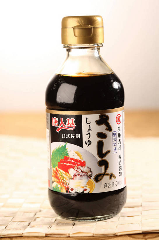 无人,竖图,俯视,室内,特写,白天,餐桌,桌子,阴影,反射,日文,标志,罐子,文字,影子,字符,调料,酱料,酱汁,佐料,调味品,调味料,标识,酱,玻璃制品,一个,玻璃瓶,瓶子,汉字,单个,餐台,一瓶,中文,日语,国文,华文,彩图,高角度拍摄,shjb1