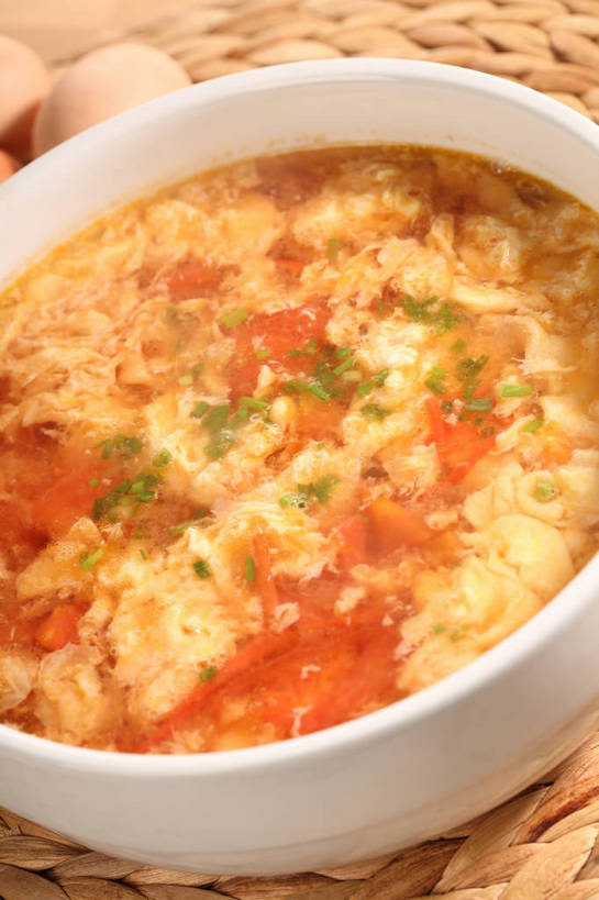 无人,竖图,俯视,室内,特写,白天,烹饪,餐桌,桌子,蔬菜,西红柿,阴影,新鲜,反射,影子,陶瓷,葱,青葱,蛋,鸡蛋,汤,料理,食品,陶瓷制品,菜肴,美食,食物,一个,红色,白色,容器,碗,橙色,佳肴,有机食品,绿色食品,单个,餐台,储藏,蛋花汤,储存,卵,羹汤,洋柿子,柑仔蜜,番茄,臭柿,彩图,高角度拍摄,六月柿,鸡卵,鸡子,贮存,喜报三元,shjb1,番茄蛋花汤,西红柿蛋花汤