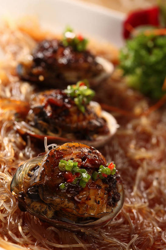 面食,面条,无人,竖图,俯视,室内,特写,白天,烹饪,中餐,餐桌,桌子,蔬菜,阴影,朦胧,模糊,新鲜,反射,影子,葱,青葱,面,料理,食品,粉丝,菜肴,美食,食物,中式,佳肴,有机食品,绿色食品,餐台,中华料理,冬粉,彩图,高角度拍摄,shjb1