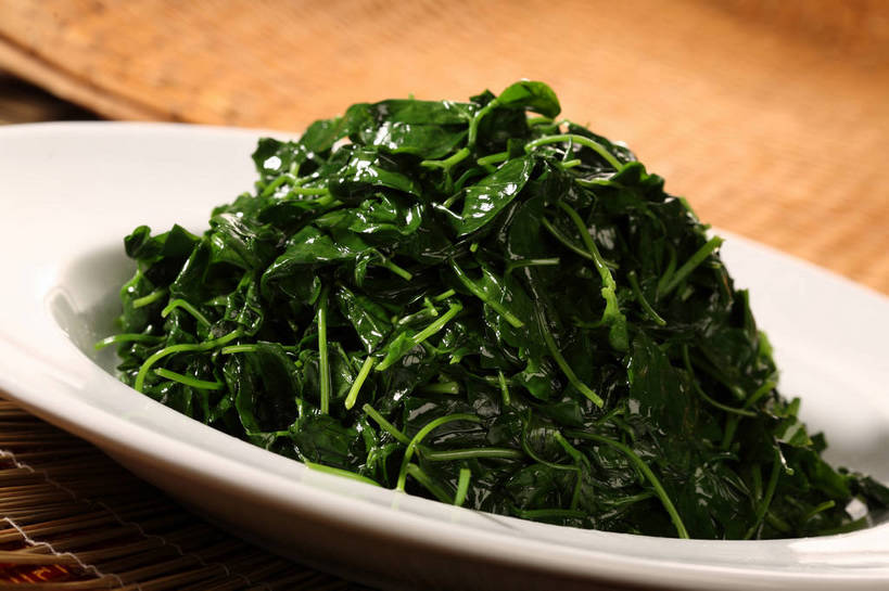 无人,横图,俯视,室内,特写,白天,烹饪,中餐,餐桌,桌子,蔬菜,餐具,一堆,阴影,堆叠,堆积,新鲜,反射,碟子,盘,影子,炒菜,料理,食品,菜肴,美食,食物,一个,绿色,白色,盘子,碟,中式,佳肴,有机食品,绿色食品,单个,餐台,中华料理,堆,苜蓿,金花菜,彩图,高角度拍摄,shjb1,炒草头,草头