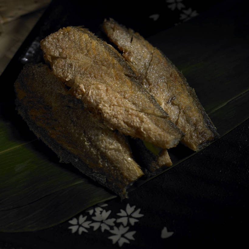 无人,横图,俯视,室内,特写,白天,烹饪,餐桌,桌子,叶子,阴影,反射,影子,粽叶,肉,油炸,鱼肉,料理,食品,绿叶,菜肴,美食,肉类,食物,嫩叶,佳肴,餐台,肉食,箬叶,芦苇叶,叶,叶片,彩图,高角度拍摄,炸鱼块,shjb1