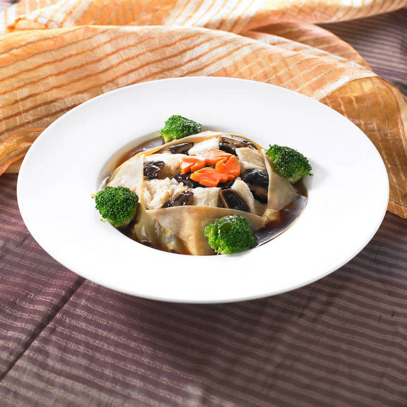 无人,横图,俯视,室内,特写,白天,烹饪,中餐,餐桌,桌子,萝卜,胡萝卜,蔬菜,餐具,阴影,新鲜,反射,布料,碟子,盘,影子,菌菇,西兰花,香菇,肉,料理,食品,菌类,布纹,猪肉,豆腐皮,菜肴,美食,肉类,桌布,食物,一个,白色,盘子,餐巾,碟,台布,中式,食用菌,佳肴,有机食品,绿色食品,单个,餐台,中华料理,肉皮,真菌,黄萝卜,番萝卜,腐竹,肉食,豚肉,椎茸,豆腐衣,甘蓝花,油皮,猪肉皮,红萝卜,甘荀,餐桌布,彩图,高角度拍摄,丁香萝卜,胡芦菔金,平庄菇,香菌,香蕈,金笋,绿菜花,绿花菜,青花菜,蔬菜皇冠,shjb1