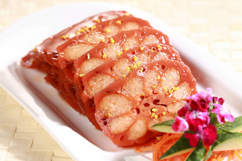 无人,横图,俯视,室内,特写,白天,烹饪,中餐,餐桌,桌子,桂花,餐具,叶子,一排,切开,阴影,朦胧,模糊,新鲜,整齐,盛开,反射,碟子,盘,影子,料理,食品,绿叶,花蕾,藕,菜肴,美食,花,花瓣,花朵,鲜花,食物,排列,一个,粉色,黄色,盘子,碟,花苞,花蕊,切,中式,嫩叶,佳肴,有机食品,绿色食品,单个,餐台,中华料理,配菜,草本,队列,剖面,香叶,切面,丹桂,木樨,木犀,莲藕,叶,叶片,彩图,高角度拍摄,桂花糖莲藕,桂花糖藕,浙江菜,菜藕,光旁,果藕,荷藕,湖藕,藕节,水鞭蓉,shjb1