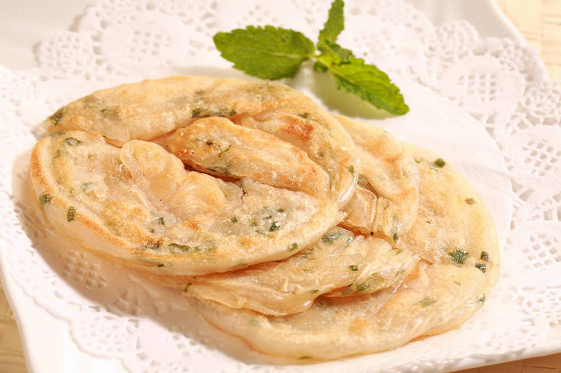 点心,无人,横图,俯视,室内,特写,白天,餐桌,桌子,餐具,叶子,一排,阴影,整齐,反射,碟子,盘,影子,料理,食品,面点,绿叶,小吃,美食,食物,糕点,排列,三个,一个,白色,盘子,碟,中式,嫩叶,单个,餐台,队列,薄饼,葱油饼,叶,叶片,彩图,高角度拍摄,shjb1