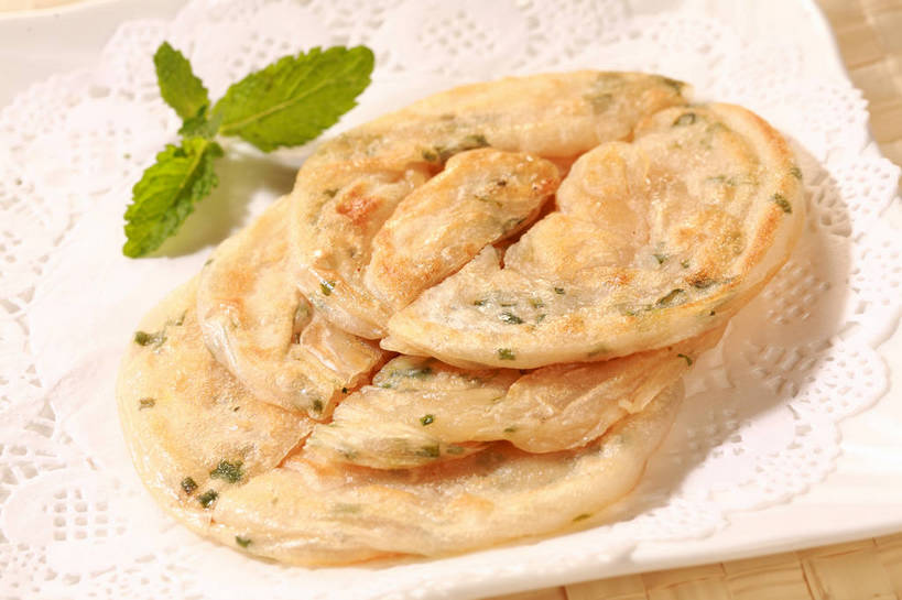 点心,无人,横图,俯视,室内,特写,白天,餐桌,桌子,餐具,叶子,一排,阴影,整齐,反射,碟子,盘,影子,料理,食品,面点,绿叶,小吃,美食,食物,糕点,排列,三个,一个,白色,盘子,碟,中式,嫩叶,单个,餐台,队列,薄饼,葱油饼,叶,叶片,彩图,高角度拍摄,shjb1