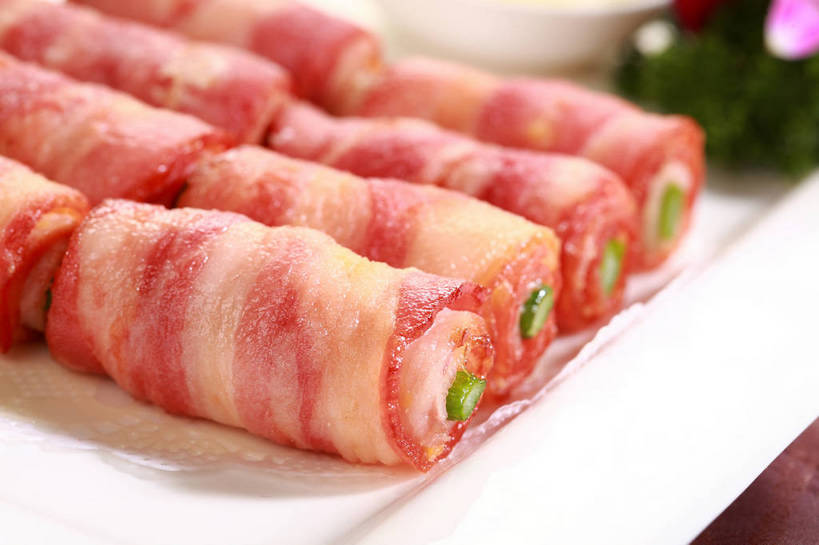 无人,横图,俯视,室内,特写,白天,烹饪,西餐,餐桌,桌子,芦笋,芹菜,蔬菜,餐具,叶子,一排,许多,阴影,新鲜,整齐,并列,并排,盛开,反射,布料,碟子,盘,影子,肉,料理,食品,绿叶,石斛,很多,花蕾,布纹,培根,猪肉,菜肴,美食,肉类,桌布,花,花瓣,花朵,鲜花,食物,排列,一朵,一个,粉色,绿色,白色,盘子,餐巾,碟,台布,花苞,花蕊,嫩叶,西式,佳肴,有机食品,绿色食品,荷兰芹,欧芹,香芹,单个,餐台,配菜,高雅,队列,平行,肉食,豚肉,法香,巴西利,洋香菜,洋芫荽,法国香菜,石斛兰,旱芹菜,番荽,金钗石斛,淡泊,花中君子,兰花,叶,叶片,猪尾巴,药鸡豆子,石刁柏,蚂蚁杆,龙须菜,狼尾巴根,餐桌布,彩图,高角度拍摄,烟肉,腌熏,培根卷,shjb1,芦笋培根卷,培根芦笋卷