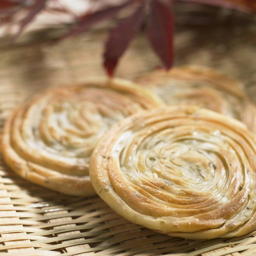 点心,无人,交叉,横图,俯视,室内,特写,白天,餐桌,桌子,竹子,叶子,许多,阴影,竹制,朦胧,模糊,环绕,围绕,编织,反射,影子,料理,食品,面点,枫叶,枯叶,落叶,很多,环抱,小吃,美食,食物,糕点,排列,黄色,红色,中式,餐台,枫树叶,竹条,交织,竹制品,薄饼,葱油饼,摆列,萦绕,穿插,叶,叶片,彩图,高角度拍摄,布列,分列,shjb1