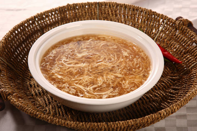 豆腐,无人,交叉,横图,俯视,室内,特写,白天,烹饪,餐桌,桌子,竹子,辣椒,蔬菜,阴影,竹制,新鲜,编织,反射,篮子,影子,陶瓷,蛋,鸡蛋,汤,料理,食品,陶瓷制品,菜肴,美食,食物,两个,红色,白色,容器,竹篮,碗,佳肴,有机食品,绿色食品,餐台,储藏,竹条,交织,蛋花汤,竹制品,豆制品,储存,辣角,红海椒,大椒,辣虎,广椒,卵,穿插,羹汤,辣子,红辣椒,海椒,番椒,彩图,高角度拍摄,鸡卵,鸡子,贮存,shjb1