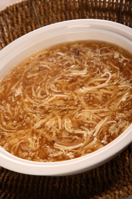 豆腐,无人,交叉,竖图,俯视,室内,特写,白天,烹饪,餐桌,桌子,竹子,阴影,竹制,编织,反射,篮子,影子,陶瓷,蛋,鸡蛋,汤,料理,食品,陶瓷制品,菜肴,美食,食物,两个,白色,容器,竹篮,碗,佳肴,餐台,储藏,竹条,交织,蛋花汤,竹制品,豆制品,储存,卵,穿插,羹汤,彩图,高角度拍摄,鸡卵,鸡子,贮存,shjb1