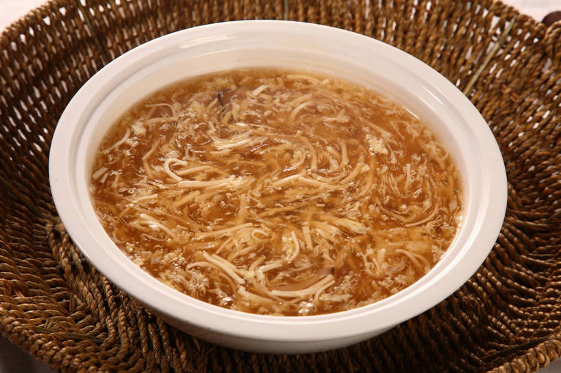 豆腐,无人,交叉,横图,俯视,室内,特写,白天,烹饪,餐桌,桌子,竹子,阴影,竹制,编织,反射,篮子,影子,陶瓷,蛋,鸡蛋,汤,料理,食品,陶瓷制品,菜肴,美食,食物,两个,白色,容器,竹篮,碗,佳肴,餐台,储藏,竹条,交织,蛋花汤,竹制品,豆制品,储存,卵,穿插,羹汤,彩图,高角度拍摄,鸡卵,鸡子,贮存,shjb1