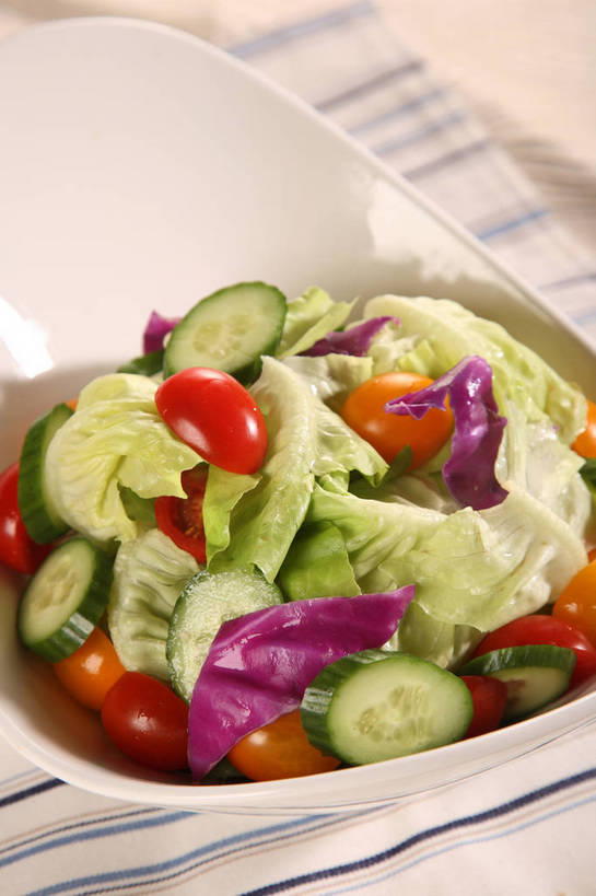 无人,竖图,俯视,室内,特写,白天,烹饪,西餐,餐桌,桌子,萝卜,胡萝卜,蔬菜,西红柿,小番茄,椰菜,卷心菜,阴影,新鲜,反射,布料,影子,陶瓷,生菜,莴苣,紫甘蓝,调料,酱料,酱汁,蔬菜沙拉,佐料,沙拉,料理,食品,陶瓷制品,调味品,调味料,布纹,色拉,酱,沙拉酱,沙律,菜肴,美食,紫包菜,桌布,食物,一个,红色,绿色,紫色,白色,餐巾,容器,台布,碗,赤甘蓝,甘蓝,西式,佳肴,有机食品,绿色食品,单个,餐台,色拉酱,储藏,储存,黄萝卜,番萝卜,紫椰菜,春菜,鹅仔菜,莴仔菜,千金菜,叶用莴苣,紫圆白菜,小西红柿,樱桃小番茄,珍珠小番茄,保洁方巾,口布,甘蓝菜,樱桃番茄,圣女果,结球甘蓝,红萝卜,红甘蓝,甘荀,甘兰,番茄,包心菜,餐桌布,彩图,高角度拍摄,丁香萝卜,胡芦菔金,圆白菜,金笋,贮存,shjb1