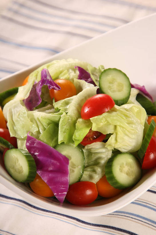 无人,竖图,俯视,室内,特写,白天,烹饪,西餐,餐桌,桌子,萝卜,胡萝卜,蔬菜,西红柿,小番茄,椰菜,卷心菜,阴影,新鲜,反射,布料,影子,陶瓷,生菜,莴苣,紫甘蓝,调料,酱料,酱汁,蔬菜沙拉,佐料,沙拉,料理,食品,陶瓷制品,调味品,调味料,布纹,色拉,酱,沙拉酱,沙律,菜肴,美食,紫包菜,桌布,食物,一个,红色,绿色,紫色,白色,餐巾,容器,台布,碗,赤甘蓝,甘蓝,西式,佳肴,有机食品,绿色食品,单个,餐台,色拉酱,储藏,储存,黄萝卜,番萝卜,紫椰菜,春菜,鹅仔菜,莴仔菜,千金菜,叶用莴苣,紫圆白菜,小西红柿,樱桃小番茄,珍珠小番茄,保洁方巾,口布,甘蓝菜,樱桃番茄,圣女果,结球甘蓝,红萝卜,红甘蓝,甘荀,甘兰,番茄,包心菜,餐桌布,彩图,高角度拍摄,丁香萝卜,胡芦菔金,圆白菜,金笋,贮存,shjb1