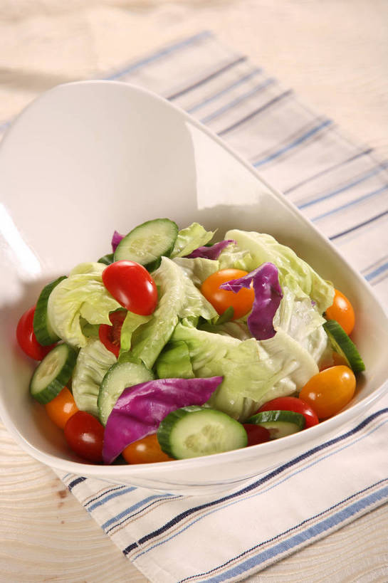 无人,竖图,俯视,室内,特写,白天,烹饪,西餐,餐桌,桌子,萝卜,胡萝卜,蔬菜,西红柿,小番茄,椰菜,卷心菜,阴影,新鲜,反射,布料,影子,陶瓷,生菜,莴苣,紫甘蓝,调料,酱料,酱汁,蔬菜沙拉,佐料,沙拉,料理,食品,陶瓷制品,调味品,调味料,布纹,色拉,酱,沙拉酱,沙律,菜肴,美食,紫包菜,桌布,食物,一个,红色,绿色,紫色,白色,餐巾,容器,台布,碗,赤甘蓝,甘蓝,西式,佳肴,有机食品,绿色食品,单个,餐台,色拉酱,储藏,储存,黄萝卜,番萝卜,紫椰菜,春菜,鹅仔菜,莴仔菜,千金菜,叶用莴苣,紫圆白菜,小西红柿,樱桃小番茄,珍珠小番茄,保洁方巾,口布,甘蓝菜,樱桃番茄,圣女果,结球甘蓝,红萝卜,红甘蓝,甘荀,甘兰,番茄,包心菜,餐桌布,彩图,高角度拍摄,丁香萝卜,胡芦菔金,圆白菜,金笋,贮存,shjb1