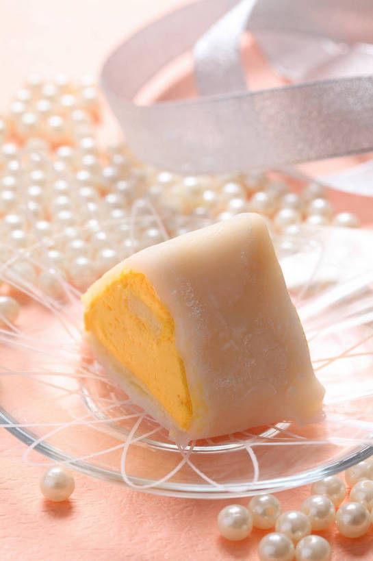 点心,无人,竖图,俯视,室内,特写,白天,下午茶,幸福,纯洁,餐桌,桌子,餐具,玻璃,一块,许多,切开,阴影,朦胧,模糊,反射,碟子,盘,三角形,丝绸,丝带,图形,影子,珍珠,食品,缎带,很多,几何,玻璃制品,绸带,食物,糕点,一个,盘子,碟,切,健康,单个,餐台,贵重,珍贵,富有,数学,剖面,切面,宝贵,有机宝石,彩图,高角度拍摄,几何学,几何图形,白珍珠,蛋糕,shjb1