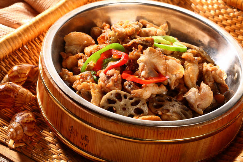 无人,交叉,横图,俯视,室内,特写,白天,烹饪,中餐,餐桌,桌子,竹子,辣椒,蔬菜,贝壳,厨具,金属制品,阴影,竹制,新鲜,编织,反射,金属,锅子,篮子,影子,肉,料理,食品,锅,干锅牛蛙,藕,菜肴,美食,肉类,食物,两个,红色,绿色,竹篮,中式,佳肴,有机食品,绿色食品,餐台,锅具,中华料理,竹条,交织,竹制品,川菜,肉食,彩椒,烹饪用具,辣角,红海椒,大椒,辣虎,广椒,穿插,四川菜,莲藕,贝类外壳,海螺壳,软体动物外壳,烹调用具,甜椒,柿子椒,辣子,海椒,番椒,灯笼椒,烹调,彩图,高角度拍摄,牛蛙肉,蛙肉,菜藕,光旁,果藕,荷藕,湖藕,藕节,水鞭蓉,shjb1