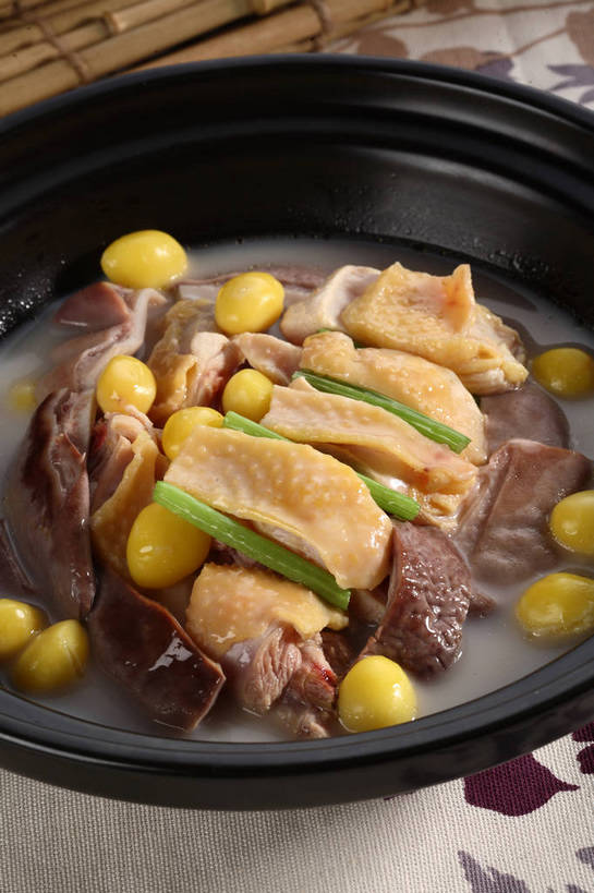 内脏,无人,竖图,俯视,室内,特写,白天,烹饪,中餐,餐桌,桌子,蔬菜,厨具,阴影,新鲜,反射,锅子,砂锅,影子,陶瓷,鸡肉,肉,汤,料理,食品,坚果,陶瓷制品,锅,猪肉,猪肚,菜肴,美食,肉类,食物,一个,黄色,绿色,黑色,干果,中式,佳肴,有机食品,绿色食品,单个,餐台,锅具,中华料理,肉食,烹饪用具,鸡汤,豚肉,肚子,烹调用具,银杏,白果,烹调,彩图,高角度拍摄,shjb1,白果猪肚土鸡汤,土鸡汤