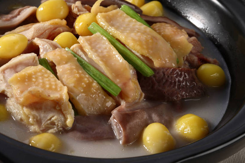 内脏,无人,横图,俯视,室内,特写,白天,烹饪,中餐,餐桌,桌子,蔬菜,厨具,阴影,新鲜,反射,锅子,砂锅,影子,陶瓷,鸡肉,肉,汤,料理,食品,坚果,陶瓷制品,锅,猪肉,猪肚,菜肴,美食,肉类,食物,一个,黄色,绿色,黑色,干果,中式,佳肴,有机食品,绿色食品,单个,餐台,锅具,中华料理,肉食,烹饪用具,鸡汤,豚肉,肚子,烹调用具,银杏,白果,烹调,彩图,高角度拍摄,shjb1,白果猪肚土鸡汤,土鸡汤