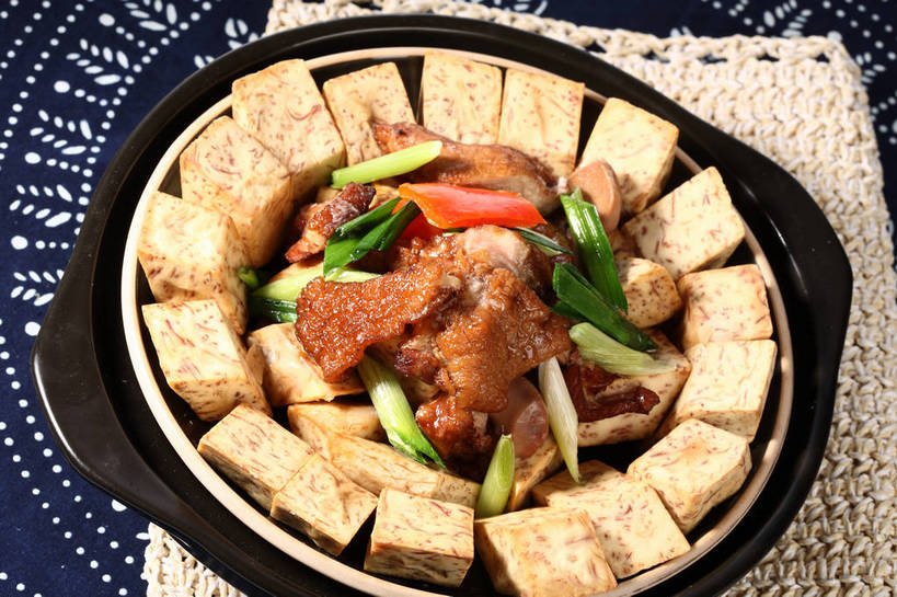 无人,横图,俯视,室内,特写,白天,烹饪,中餐,餐桌,桌子,蔬菜,厨具,阴影,新鲜,反射,布料,锅子,砂锅,影子,陶瓷,葱,青葱,肉,料理,食品,陶瓷制品,布纹,锅,猪肉,菜肴,美食,肉类,桌布,食物,一个,黑色,餐巾,台布,中式,佳肴,有机食品,绿色食品,单个,餐台,锅具,中华料理,五花肉,肉食,烹饪用具,豚肉,韭葱,肋条肉,三层肉,烹调用具,餐桌布,烹调,彩图,高角度拍摄,浙江菜,浙菜,shjb1,走油肉