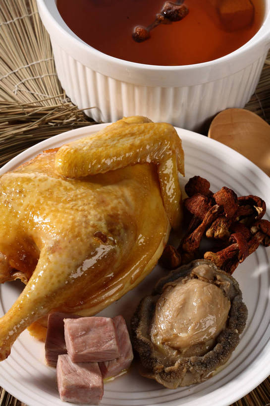 海鲜,无人,竖图,俯视,室内,特写,白天,烹饪,中餐,餐桌,桌子,蔬菜,餐具,厨具,一把,阴影,新鲜,反射,木制,碟子,锅子,盘,砂锅,影子,勺子,陶瓷,菌菇,鸡肉,肉,汤,料理,食品,陶瓷制品,菌类,锅,水产,咸肉,菜肴,美食,肉类,海洋生物,食物,腌制,两个,白色,盘子,木制品,调羹,碟,汤匙,中式,食用菌,鲍鱼,佳肴,有机食品,绿色食品,餐台,锅具,中华料理,茶树菇,石决明,真菌,水生动物,腌肉,海产品,水生物,肉食,海底动物,烹饪用具,鸡汤,消食,鳆鱼,镜面鱼,明目鱼,盐肉,渍肉,烹调用具,烹调,彩图,高角度拍摄,开胃,shjb1