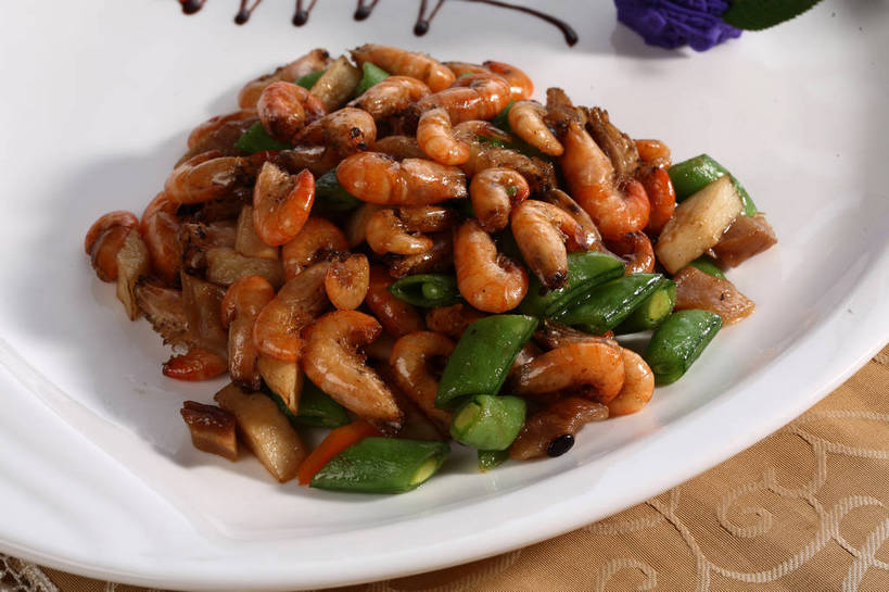 海鲜,无人,横图,俯视,室内,特写,白天,烹饪,中餐,植物,餐桌,桌子,豆,大豆,蔬菜,餐具,叶子,一堆,阴影,堆叠,堆积,新鲜,盛开,反射,布料,碟子,盘,影子,豆类,豆子,毛豆,肉,虾,料理,食品,绿叶,花蕾,布纹,水产,菜肴,美食,肉类,海洋生物,桌布,花,花瓣,花朵,鲜花,食物,一个,绿色,紫色,白色,盘子,餐巾,碟,台布,花苞,花蕊,中式,嫩叶,佳肴,有机食品,绿色食品,单个,餐台,中华料理,堆,虾肉,配菜,水生动物,河虾,海产品,水生物,肉食,海底动物,豆科,枝豆,本帮菜,沪菜,上海菜,淡水虾,青虾,日本沼虾,叶,叶片,黄豆,餐桌布,彩图,高角度拍摄,shjb1,油爆虾