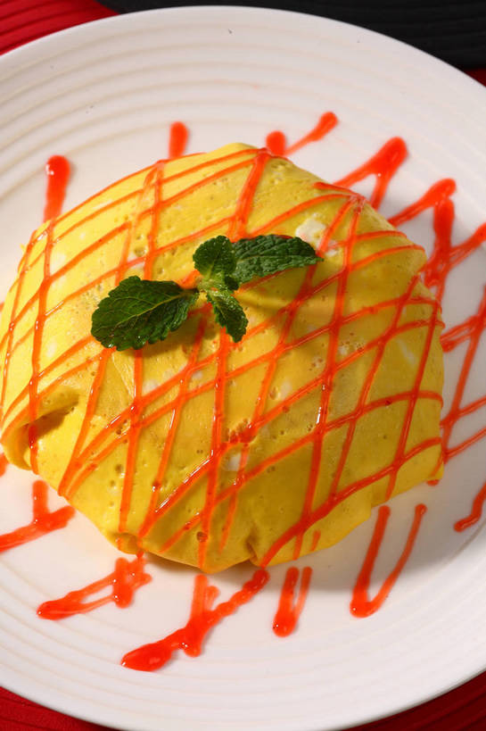 米饭,无人,竖图,俯视,室内,特写,白天,烹饪,餐桌,桌子,餐具,叶子,阴影,反射,碟子,盘,影子,炒饭,蛋,蛋包饭,调料,鸡蛋,酱料,酱汁,茄汁,佐料,日本料理,料理,食品,绿叶,饭,调味品,调味料,番茄酱,酱,菜肴,美食,食物,一个,黄色,红色,绿色,白色,盘子,碟,日式料理,日式,嫩叶,佳肴,单个,餐台,五谷,配菜,卵,叶,叶片,彩图,高角度拍摄,鸡卵,鸡子,shjb1