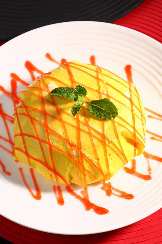 米饭,无人,竖图,俯视,室内,特写,白天,烹饪,餐桌,桌子,餐具,叶子,阴影,反射,碟子,盘,影子,炒饭,蛋,蛋包饭,调料,鸡蛋,酱料,酱汁,茄汁,佐料,日本料理,料理,食品,绿叶,饭,调味品,调味料,番茄酱,酱,菜肴,美食,食物,一个,黄色,红色,绿色,白色,盘子,碟,日式料理,日式,嫩叶,佳肴,单个,餐台,五谷,配菜,卵,叶,叶片,彩图,高角度拍摄,鸡卵,鸡子,shjb1