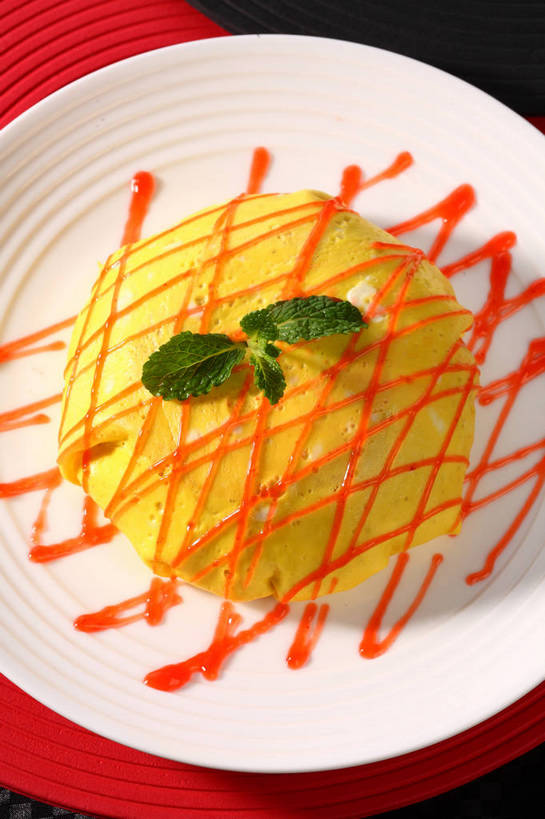 米饭,无人,竖图,俯视,室内,特写,白天,烹饪,餐桌,桌子,餐具,叶子,阴影,反射,碟子,盘,影子,炒饭,蛋,蛋包饭,调料,鸡蛋,酱料,酱汁,茄汁,佐料,日本料理,料理,食品,绿叶,饭,调味品,调味料,番茄酱,酱,菜肴,美食,食物,一个,黄色,红色,绿色,白色,盘子,碟,日式料理,日式,嫩叶,佳肴,单个,餐台,五谷,配菜,卵,叶,叶片,彩图,高角度拍摄,鸡卵,鸡子,shjb1