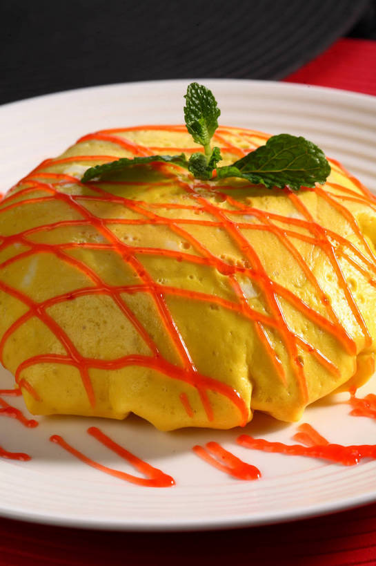 米饭,无人,竖图,俯视,室内,特写,白天,烹饪,餐桌,桌子,餐具,叶子,阴影,反射,碟子,盘,影子,炒饭,蛋,蛋包饭,调料,鸡蛋,酱料,酱汁,茄汁,佐料,日本料理,料理,食品,绿叶,饭,调味品,调味料,番茄酱,酱,菜肴,美食,食物,一个,黄色,红色,绿色,白色,盘子,碟,日式料理,日式,嫩叶,佳肴,单个,餐台,五谷,配菜,卵,叶,叶片,彩图,高角度拍摄,鸡卵,鸡子,shjb1