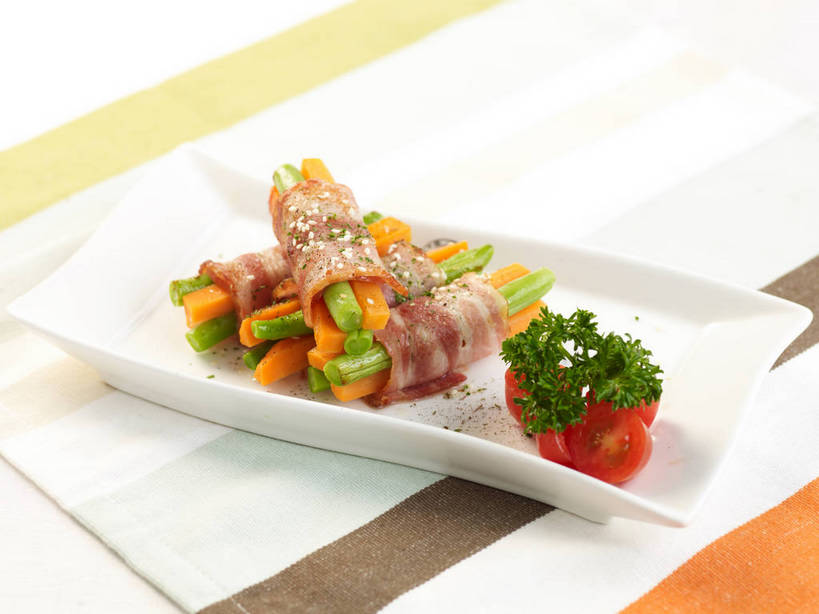 无人,横图,俯视,室内,特写,白天,烹饪,西餐,植物,餐桌,桌子,豆,萝卜,胡萝卜,芹菜,蔬菜,西红柿,餐具,叶子,阴影,新鲜,反射,布料,碟子,盘,影子,豆类,豆子,刀豆,肉,料理,食品,绿叶,布纹,培根,四季豆,猪肉,菜肴,美食,肉类,桌布,食物,一个,绿色,白色,盘子,餐巾,碟,台布,嫩叶,西式,佳肴,有机食品,绿色食品,荷兰芹,欧芹,香芹,单个,餐台,配菜,黄萝卜,番萝卜,芸豆,肉食,豆科,豚肉,法香,巴西利,洋香菜,洋芫荽,法国香菜,菜豆,二季豆,白肾豆,架豆,玉豆,去豆,旱芹菜,番荽,叶,叶片,洋柿子,红萝卜,柑仔蜜,甘荀,番茄,臭柿,餐桌布,彩图,高角度拍摄,烟肉,腌熏,六月柿,丁香萝卜,胡芦菔金,金笋,培根卷,喜报三元,shjb1,培根蔬菜卷