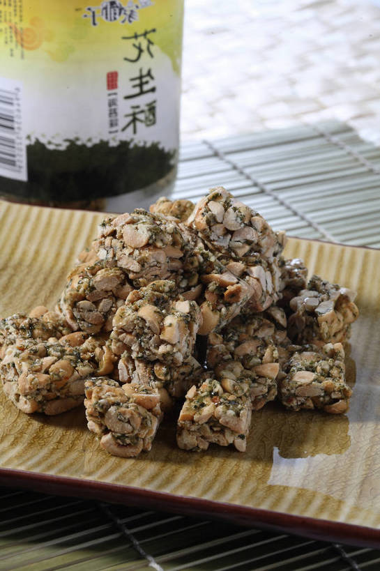 无人,竖图,俯视,室内,特写,白天,植物,餐桌,桌子,豆,花生,餐具,玻璃,一堆,许多,阴影,堆叠,堆积,竹制,反射,碟子,盘,影子,陶瓷,豆类,豆子,食品,糖,糖果,坚果,甜点,甜品,陶瓷制品,很多,玻璃制品,食物,一个,盘子,玻璃瓶,瓶子,垫子,碟,甜食,长生果,单个,餐台,堆,竹制品,花生仁,广口瓶,豆科,落花生,落生,花生米,花生豆,彩图,高角度拍摄,花生酥,芝麻酥,shjb1